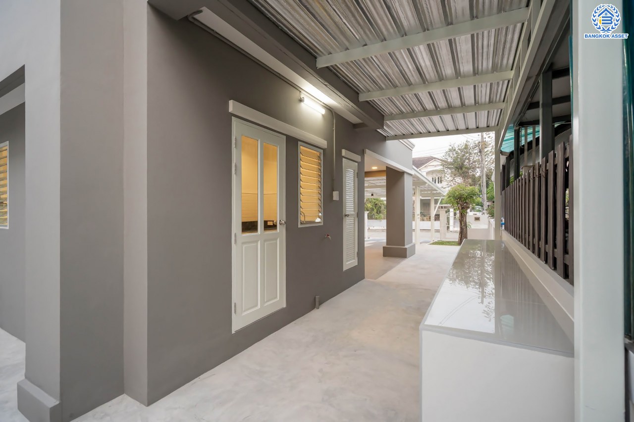 บ้านมือสองตกแต่งใหม่ โครงการ ราชพฤกษ์ บางบอน4 ตกแต่งหรูหรา เนื้อที่ 100.5 ตร.ว. ฟังก์ชัน 3 ห้องนอน 3 ห้องน้ำ จอดรถได้ 2 คัน พื้นที่ใช้สอย 343.94 ตร.ม. บนทำเลศักยภาพ เชื่อมต่อหลายเส้นทาง ใกล้เดอะมอลล์บางแค จุดขึ้นทางด่วน "พระราม2" และรถไฟฟ้าสายสีน้ำเงิน "สถานีหลักสอง"